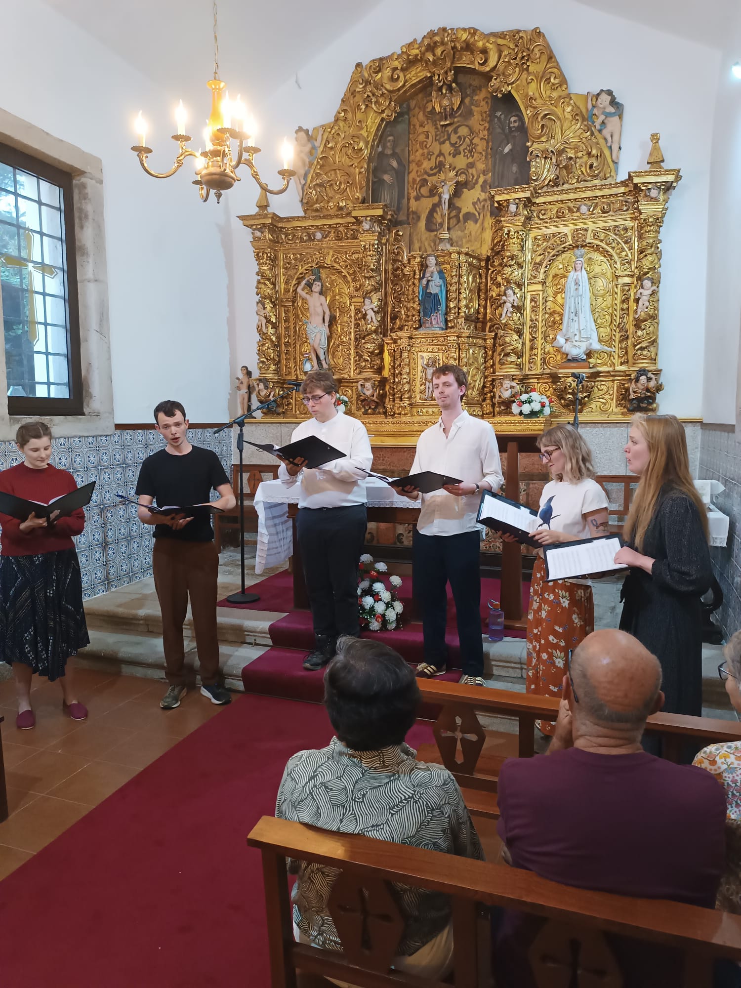 Capela de São Sebastião encheu para ouvir recital de jovens coralistas britânicos em peregrinação