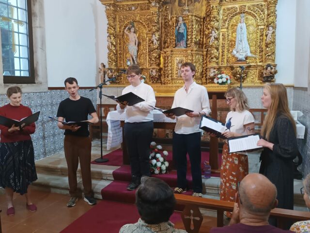 Capela de São Sebastião encheu para ouvir recital de jovens coralistas britânicos em peregrinação